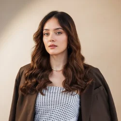 פאה חומה עם גוונים עדינים