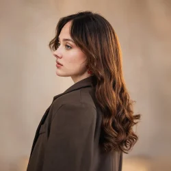 ⁦פאה חומה עם גוונים עדינים⁩ – תמונה ⁦2⁩