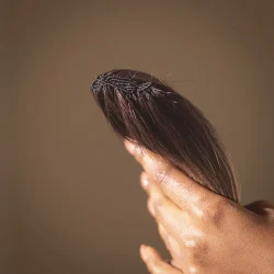 ⁦צמיד שיער - בלונד גוונים עם שורש כהה⁩ – תמונה ⁦2⁩