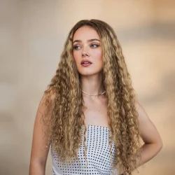 פאה מתולתלת בלונד עם גוונים