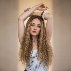 ⁦פאה מתולתלת בלונד עם גוונים⁩ – תמונה ⁦3⁩