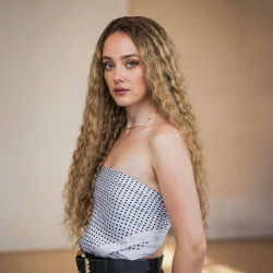 ⁦פאה מתולתלת בלונד עם גוונים⁩ – תמונה ⁦2⁩